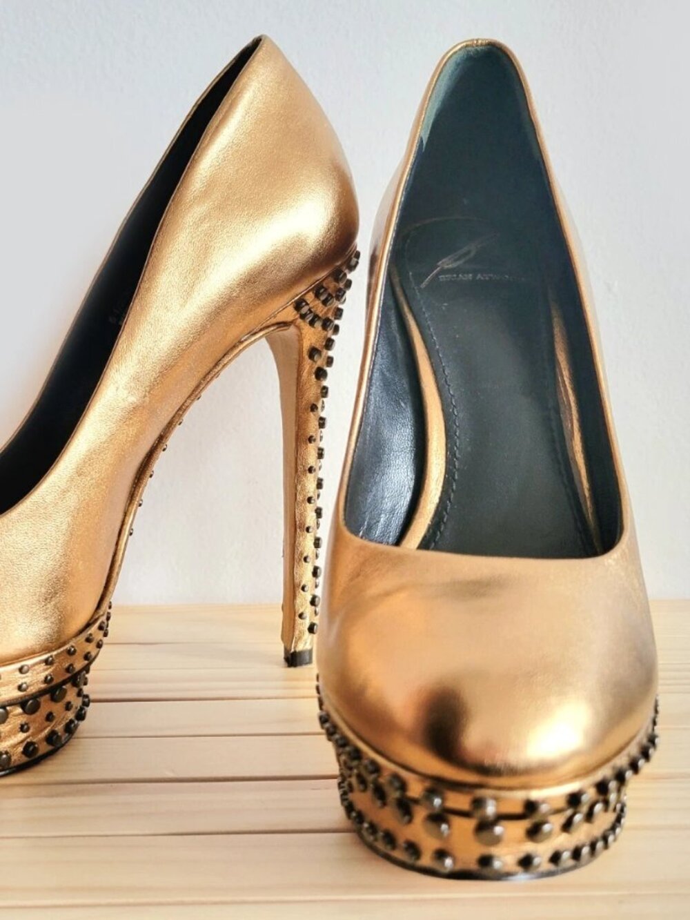 Brian Atwood Finvarra Italian Leather Gold Metallic Stud Platform Pumps sz 6-6.5 - Picture 2 of 7